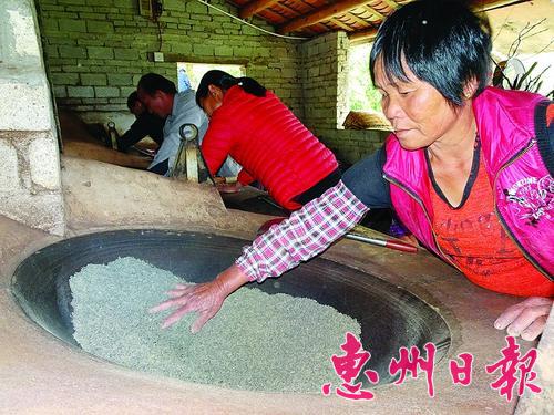 ▲畲族村民轮番上阵炒茶。