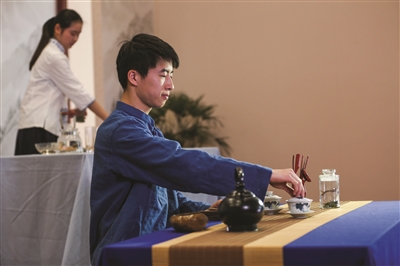男茶艺师泡茶