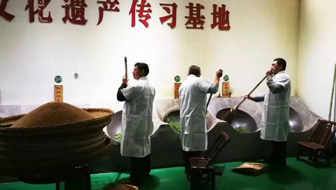 信阳毛尖传统手工炒制