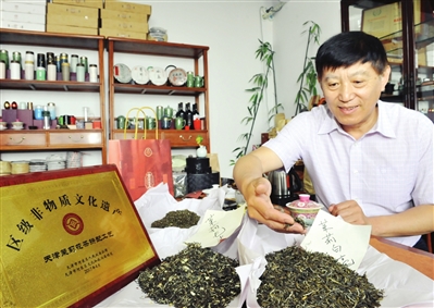 张津生展示老天津卫茉莉花茶