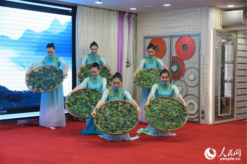 èè¹æ¼åè¡¨æ¼å®¢å®¶æè¶ãï¼æå½±ï¼æ²å©§å©ï¼