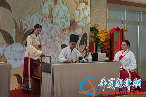 云南代表团茶师们在第二届两岸茶文化论坛上展示茶道
