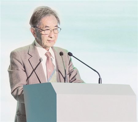 小泊重洋在论坛上发表演讲